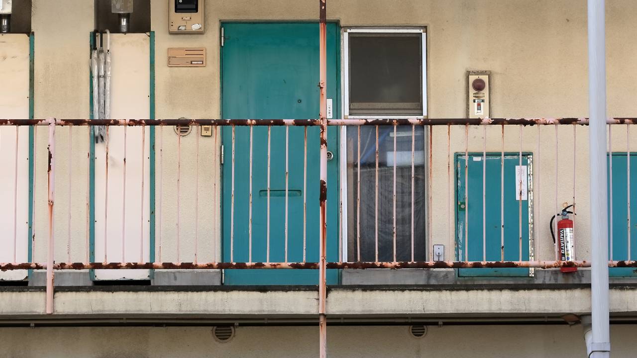ボロボロの賃貸物件、建て替えたいが…オーナーが頭を抱える「立ち退きの問題」