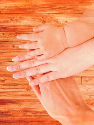 親子3人、手を合わせて