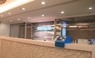 高層ビルに位置する受付の様子