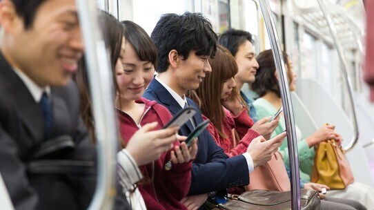終電の席を譲った女性、席を断った中年、席を奪ったのは【精神科医が解説】