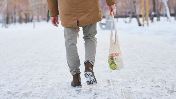 家族も友人もいません…毎日「徒歩」で5キロ先へ通院、スーパーの半額弁当を買い漁る70代男性。実は「資産5億円超」、富裕層の“本当の姿”【FPが解説】