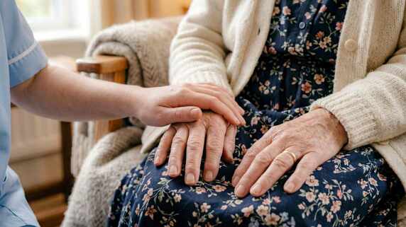 「母の好物を持っていったのに…」〈年金月14万円・83歳母〉老人ホームへの入居後、58歳娘が面会で渡せなかった〈思い出の手土産〉