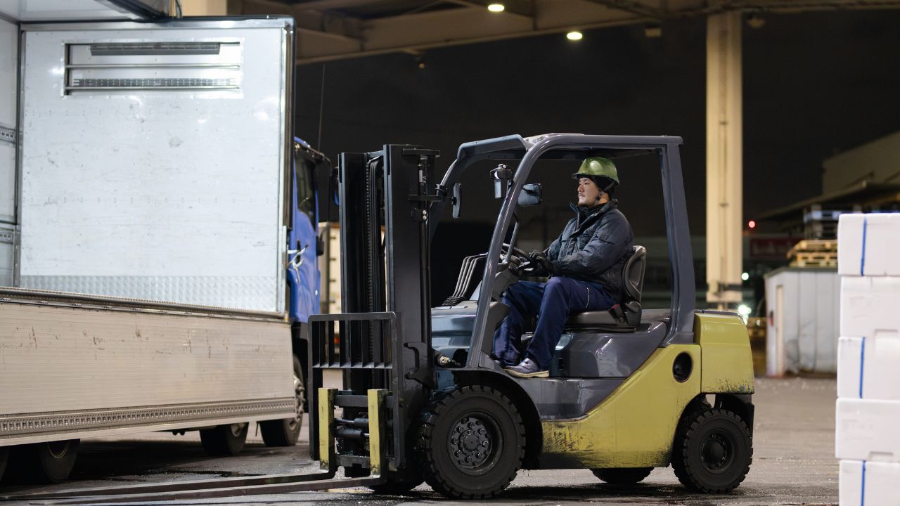 幼少期、世田谷の豪邸に住んでいたが…父の事業失敗で夜逃げ、6畳一間のアパートへ。働き詰めの母は昏倒。月収31万円・44歳男性が、借金まみれの父から唯一相続した「差し押さえ不可の遺産」