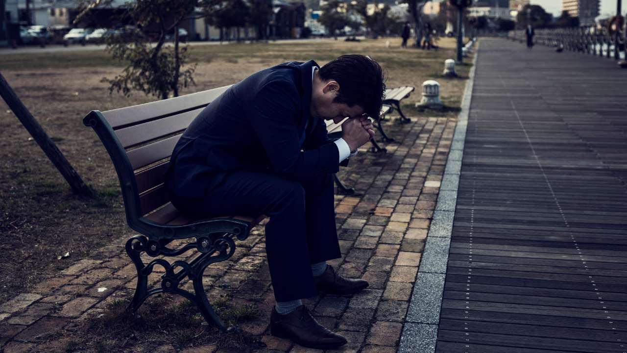 なんだかいつも「ボーッと…」うつ病の会社員にADHDの可能性【医師が解説】