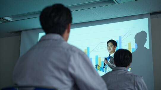 現場の努力で対処してくれ…「業務改善」に消極的な経営者を変えた、社員からの“納得のプレゼン”とは?【DX推進事例】