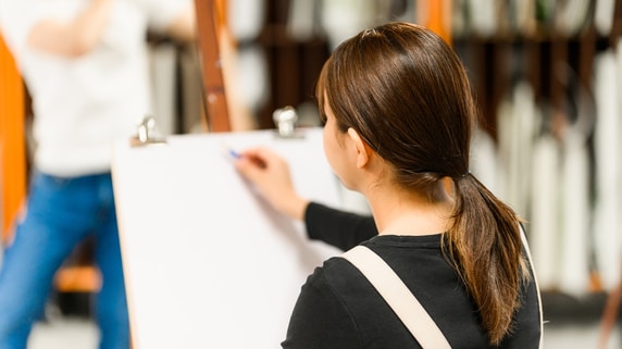 中流家庭の28歳女性「中国に帰ることはもう考えていません」…日本の永住権は「美大」で買える？ 中国人留学生が殺到する“ガバガバな認定ハードル”の衝撃