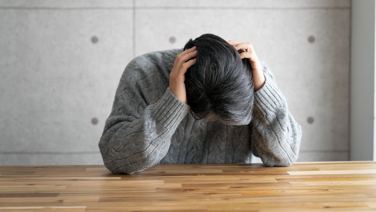 ふざけるな！俺の人生、なんだったんだ…〈年収680万円〉52歳独身長男、〈年金月10万円〉82歳母の眠る姿を前に号泣。絶望の同居生活の結末