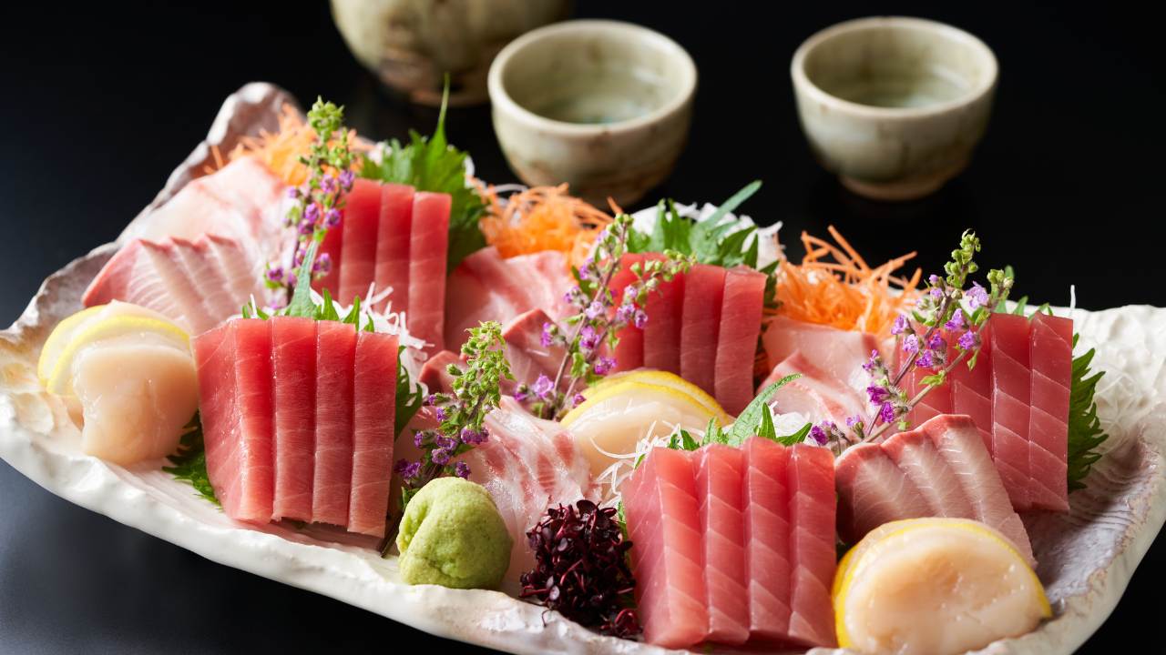 なぜ刺身の盛り合わせを「お造り」と呼ぶのか?「板前」の意味は…知れば教養財産となる〈和食の雑学〉 | 幻冬舎ゴールドオンライン