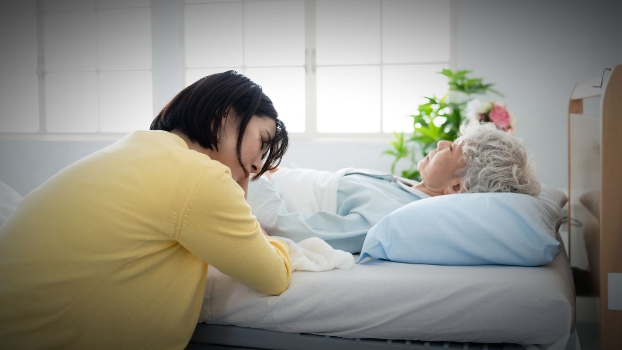 「たった20万円をケチったばかりに…」元気だった82歳母が階段から転落。変わり果てた姿に54歳娘が咽び泣く「実家の悪夢」