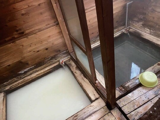 出所:『温泉博士×弁護士が厳選、とっておきの源泉かけ流し325湯』(合同フォレスト)より抜粋 濃厚な草津温泉の湯