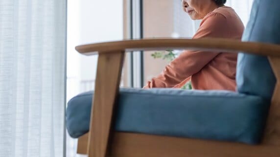 「窓の外の家族連れを見るたびに…」〈年金月15万円・74歳女性〉シニアマンションで過ごす“休日の切なさ”