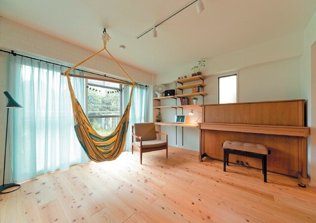 床材は無垢のパイン、ハンモックは構造のスラブにカラビナを。