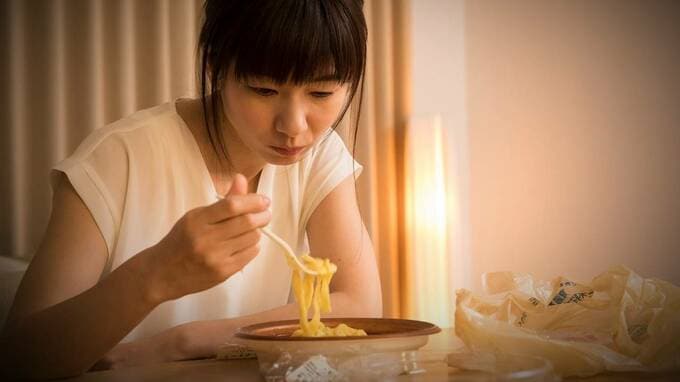 食後の“ついウトウト”…じつは「心筋梗塞」「認知症」の引き金に!?「血糖値スパイク」の危険性と予防法【医師が解説】