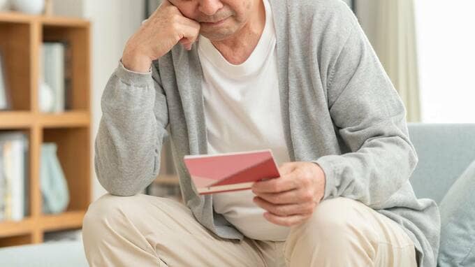 「うそだろ…」帰省中に見た通帳、年金月6万円・85歳父の“毎月10万円出金”――息子が絶句した使い道
