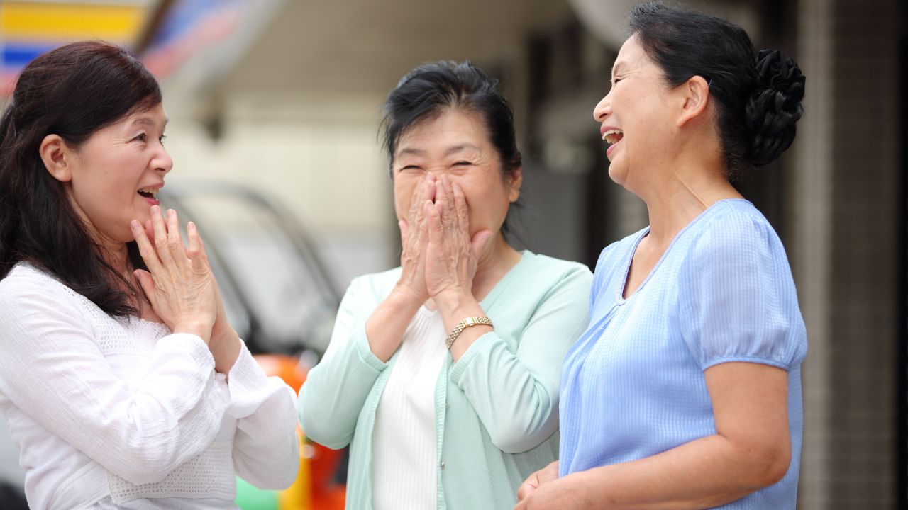 「お母さん、いまの話、なに？」都内で暮らす月収57万円・42歳娘、激怒。地方の公営団地暮らし・年金11万円・非課税世帯の66歳母による〈笑えない冗談〉