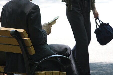 「困っているなら…と」（※写真はイメージです／PIXTA）