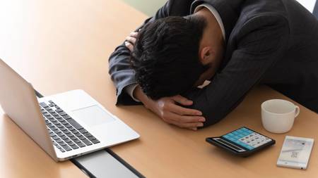 残業しても残業しても…（※画像はイメージです／PIXTA）