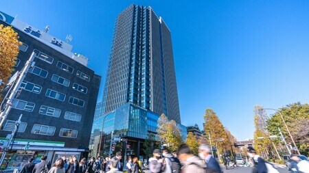 ※四ツ谷駅前にそびえ立つコモレ四谷(PIXTA)