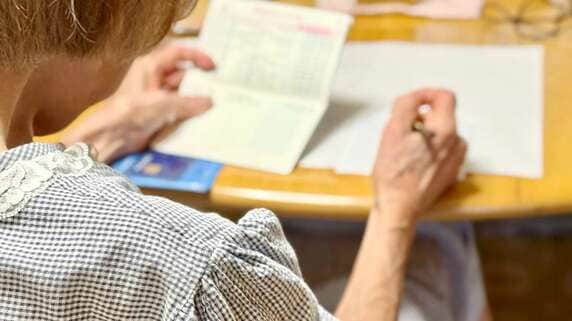 「どうして残高がこんなに減ってるの!?」〈年金15万円・貯金3,000万円〉67歳女性、“週2ランチ”と趣味代で〈気づけば“貯金激減”〉