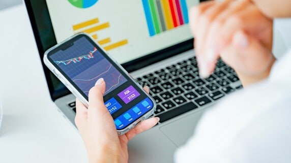 毎日の「値動きチェック」、神経が擦り切れてもやめられず…投資で失敗する人がやってしまう「よくない行動」【FPが助言】