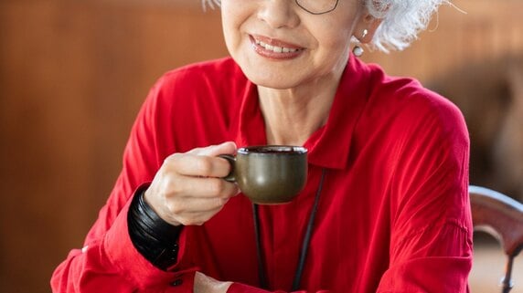 「誰にも相談できないの…」都内・築40年の“敷地90坪”一軒家にひとり暮らす76歳女性、〈年金月18万円〉で“外商付きデパート通い”を続ける日々と「隠れ貧困」の現実