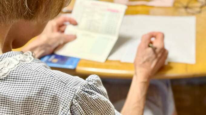 「どうして残高がこんなに減ってるの!?」〈年金15万円・貯金3,000万円〉67歳女性、“週2ランチ”と趣味代で〈気づけば“貯金激減”〉