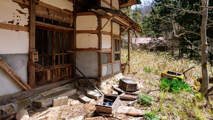 恐しい相続…実家が凍結「空き家状態に」建物はボロボロと崩れ