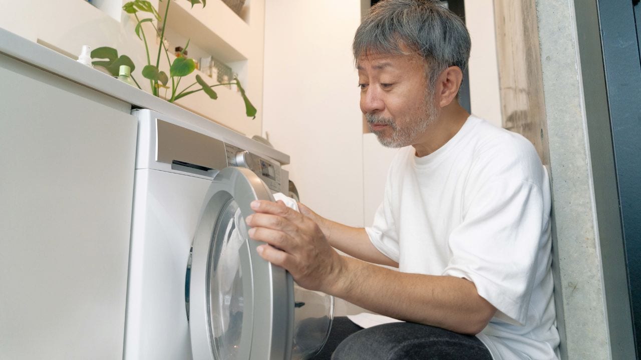 不甲斐ないです…65歳の若さで妻、死去。「遺族年金たったの月2,000円・生命保険金300万円」の66歳夫、41歳長女に「助けてくれ」と跪いたワケ