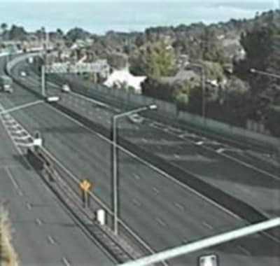 閑散とした高速道路から緊張感が伝わる