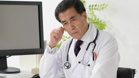 65歳・院長の父「病院を長男に継がせたい」…兄弟同士で「揉めない遺言書」の書き方【弁護士が解説】