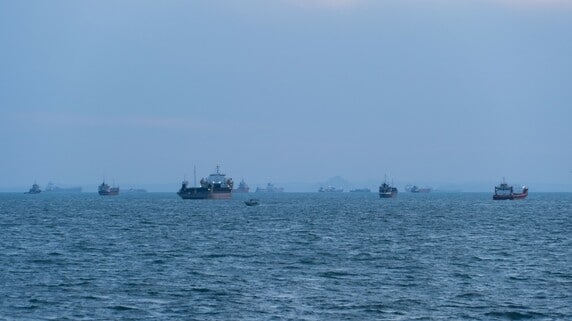 ホルムズ危機で露呈した「日本船が日本にない現実」ーー外航船の外国籍化を招いた税制と人件費の構造問題【国際税務の専門家が解説】