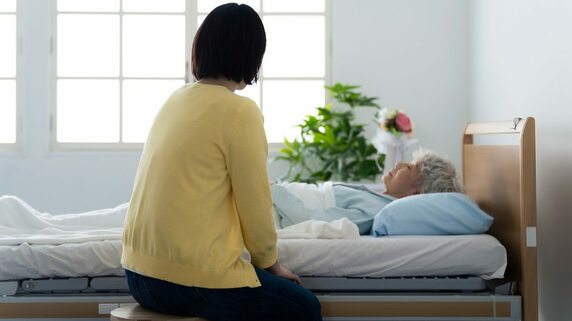 年金月13万円・78歳母「1日2食で十分」と強がり続け、団地の一室で昏倒…「子どもには頼れない」ぽつりと漏らした言葉に長女、絶句