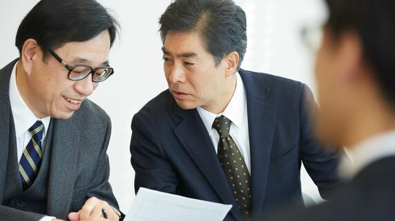 「特別な資格は持っていません」…社長の隣にすっと座り“月額50万円”を手にする謎の男の正体