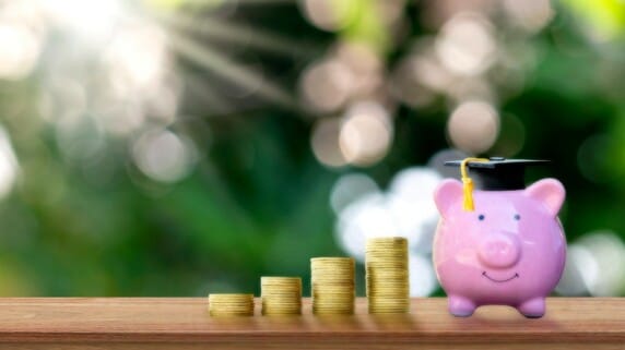 将来の資産額に「大きな差が開く」可能性…若い時代に少額の株式投資信託を「買った人・買わなかった人」、投資機会の有無が人生に及ぼす影響【経済評論家が解説】