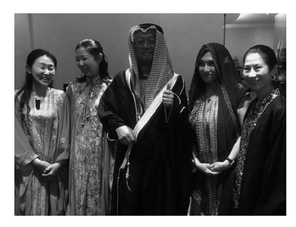 ［図表］世界の美女に囲まれて