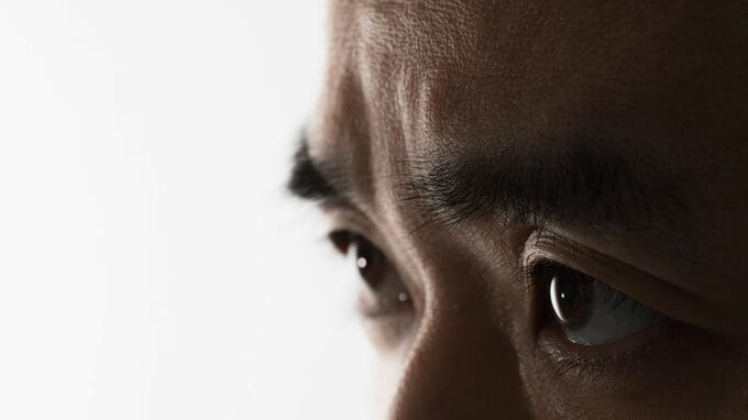 今に見てろ…〈年収320万円〉〈貯金300万円〉59歳非正規社員、兄が言い放った「俺たちに迷惑をかけるな」に怒り。一発逆転を夢見るも「通帳残高50万円」に転落の甘くない現実