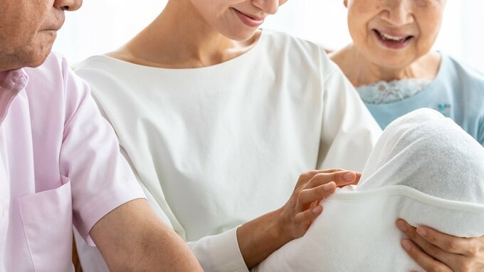 「年間110万円」まで非課税だが…初孫に喜ぶ老夫婦が頭を抱えた「暦年贈与の落とし穴」【税理士が解説】