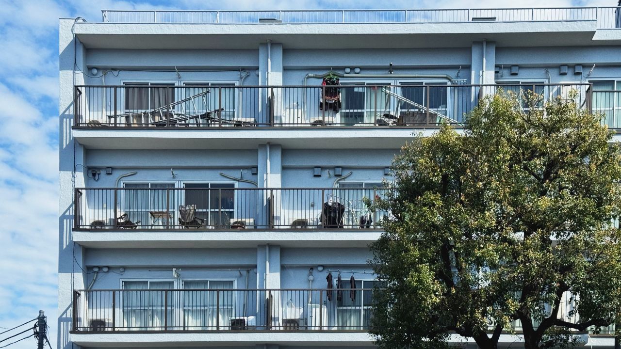 「あぁ、東京に戻りたい…」年金月24万円・65歳夫婦の後悔。「築45年の分譲団地」購入で高い家賃から解放も、4倍になった「修繕積立金」に唖然