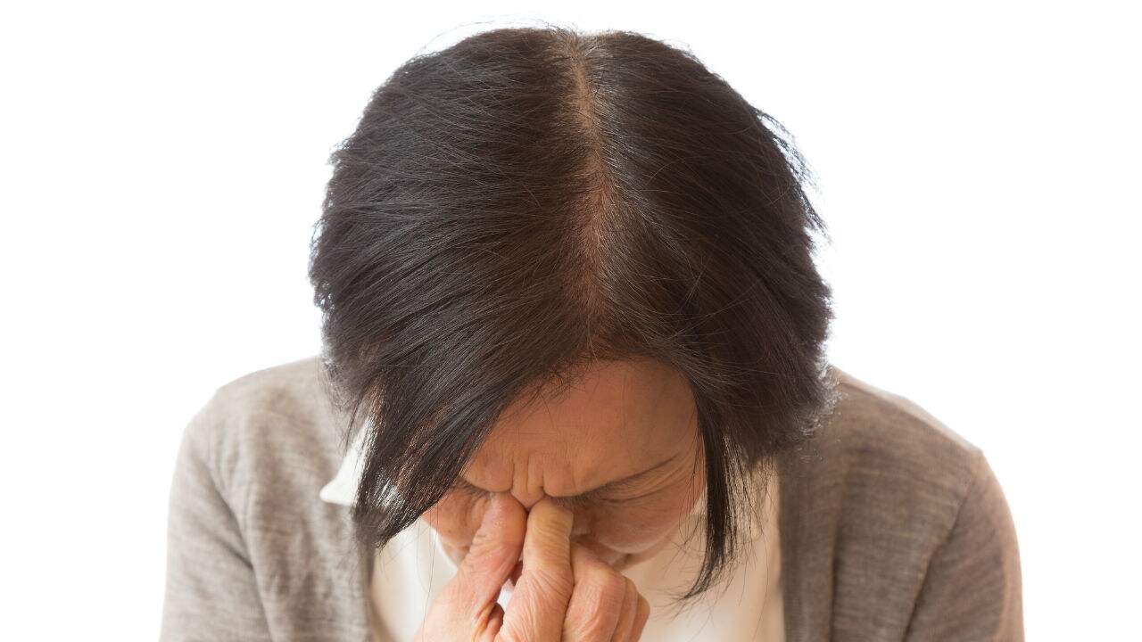 過去にボールが当たった?目を支える「チン小帯」がゆるむ原因