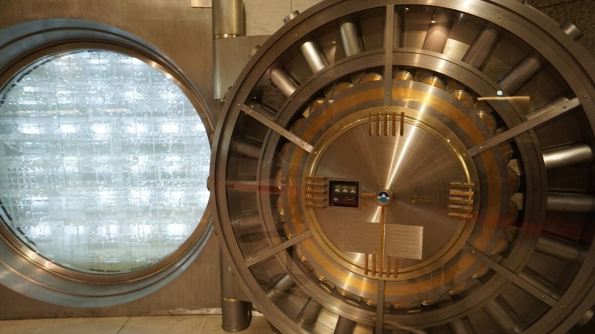 日々鍛錬】「現金輸送車、到着しましたッ！」銀行の取り付け騒ぎで、日銀が華麗なパフォーマンスを展開する納得のワケ | ゴールドオンライン