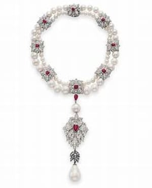 カルティエ「ラ・ペレグリーナ」パールルビーペンダントネックレス　©クリスティーズ