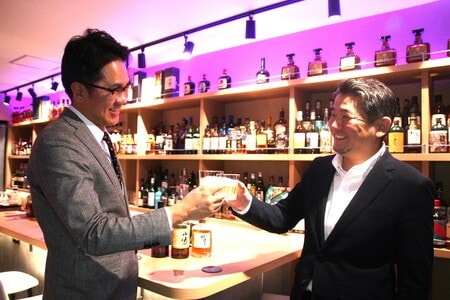 ［左から］株式会社NBGの長田隆志取締役事業統括本部本部長、株式会社NBGが運営する「お酒の美術館」の京都の店舗でオーナーを務める松尾泰一朗氏