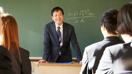 教師＝聖職のイメージが根強く…（※画像はイメージです／PIXTA）