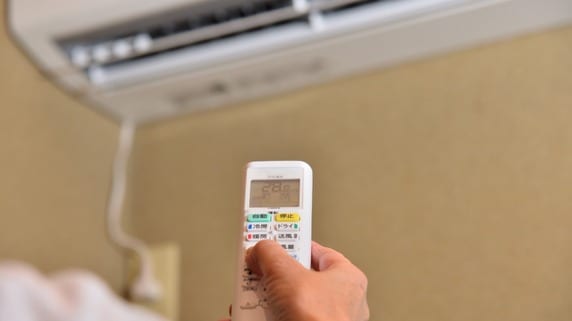 「お金は、もう送らなくていいから…」〈年金月9万円〉75歳母の不自然な一言。48歳息子が帰省し目にした〈冷えきった部屋〉
