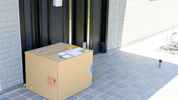 結婚40年“幸せな夫婦”のはずが、年金18万円の63歳夫だけ孤独にコンビニパンをかじる日々…事の発端は、夫が怯える「妻の実家」にドシリと置かれた「謎の荷物」【FPが解説】