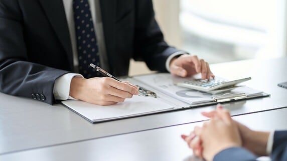 「8兆円」は氷山の一角か。海外資産の少なすぎる“表の数字”と、専門家がみる「100倍の見えないマネー」の正体【確定申告時の背景を国際税理士が解説】