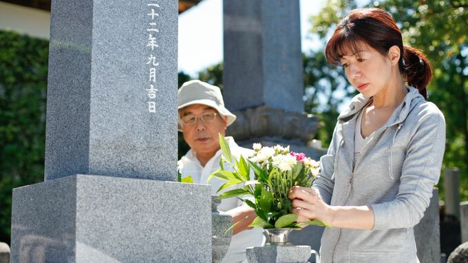「元気なうちにやっておけば…」と後悔しないために。お墓を継ぐ人がいない時代、「生前墓じまい」という家族への“最後の思いやり”