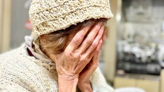 「じゃあ、どうすればいいの…」年金月7万円の高齢母、60歳息子の〈突然の仕送り停止〉に崩れ落ちたワケ
