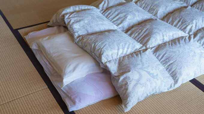 「今年のお盆は帰れない」娘から届いた短いLINE…〈年金月16万円・77歳女性〉4人分の布団を用意したまま迎えた夏