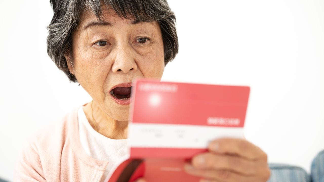 「誰がこんなに引き出したのよ！」＜年金13万円＞82歳母、ATM前で大混乱。銀行員から突き付けられた「まさかの犯人」に絶句